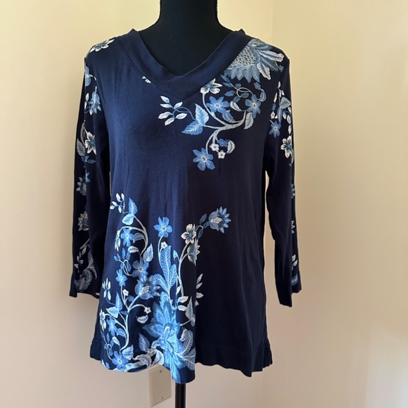 **CHICO'S* Blue Floral Long Sleeve V-Neck Shirt Size 1 (Small/8) - Picture 1 of 6
